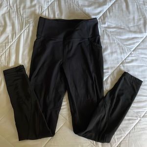 Lululemon black high-rise leggings Side panel netting with pockets on both sides